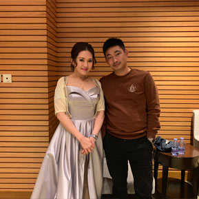 李麗珍與經(jīng)紀人李志合影